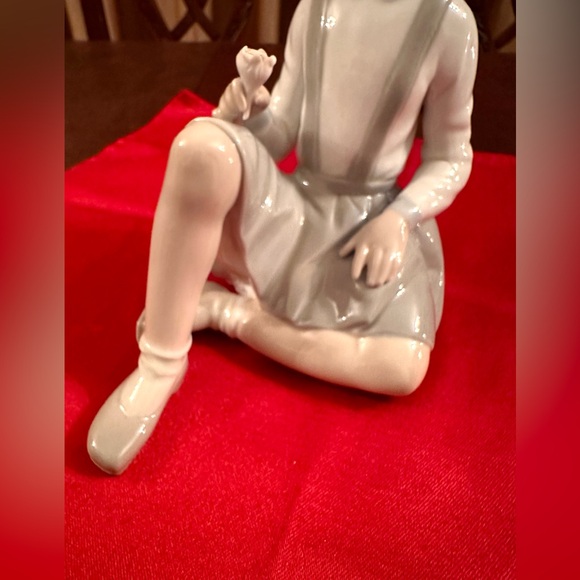 Lladro Handmade in Spain-Porcelain Figurine of “Girl w/Flower” Excellent Cond - Picture 4 of 9